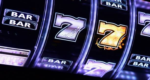Live roulette wheel with dealer and HD camera setup at liong88 login studio